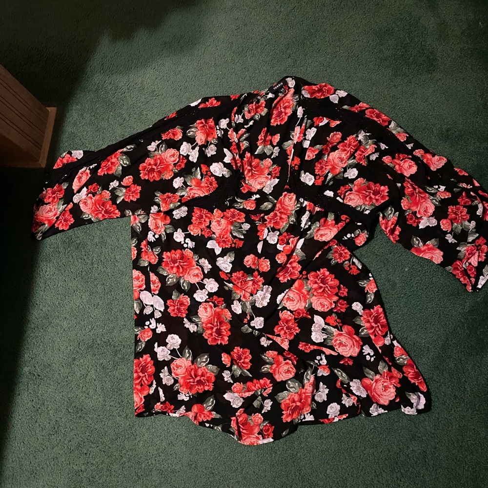 Torrid size 4. Rose cardigan with small late detail at the shoulder.